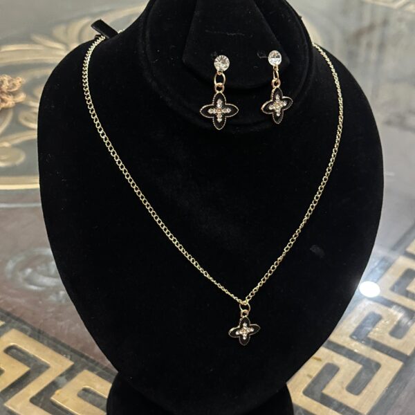 Trendy Beautiful locket with earrings
