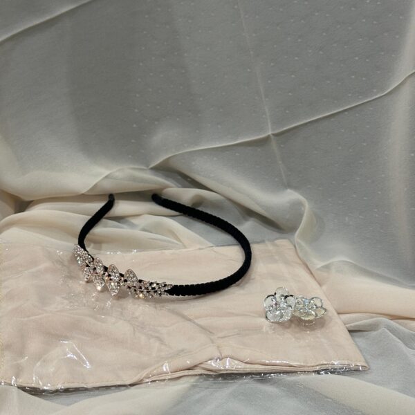 Beautiful Hijab for girls with two Hijab pins and one Hair cathers